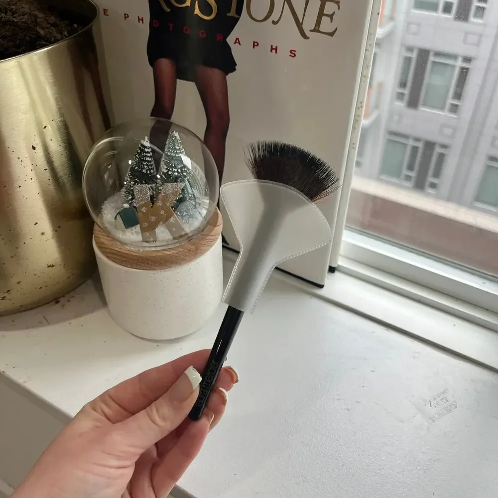 NEW Laura Mercier Fan Powder Brush